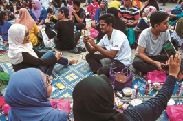 people gathering for Ramadan