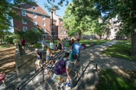 UNH students moving in to the upper quad