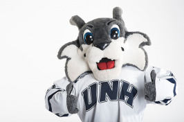 UNH's Wild E. Cat giving a thumbs up