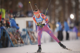 Clare Egan skiing