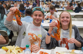 UNH students eating lobsters