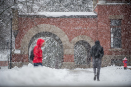 UNH students walking in the snow