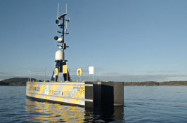 Uncrewed surface vessel (USV), SEA-KIT MAXLIMER, that pairs with an autonomous underwater vehicle to map the seafloor remotely.