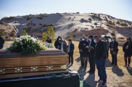 Photo of mourners at a funeral for a victim of COVID-19 held in New Mexico.