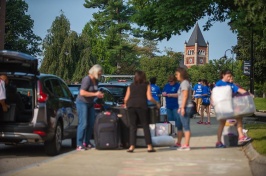 UNH students on move-in day