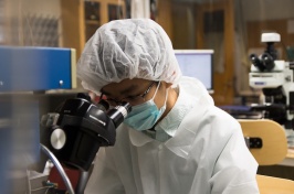 TAN DAO ‘21 WORKING IN A UNH LAB