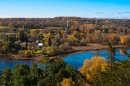 A photo showing Canada's Ottawa Valley during the fall.