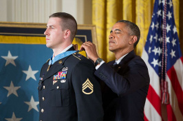 Ryan Pitts receiving medal of honor from President Obama