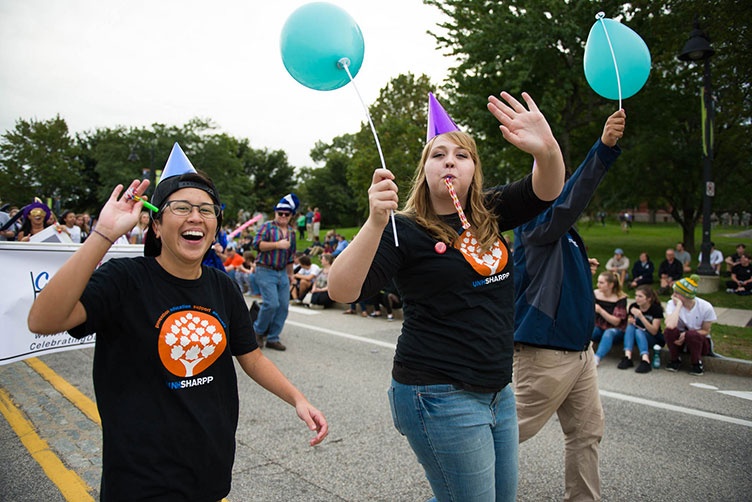 UNH students in the 2017 homecoming parade