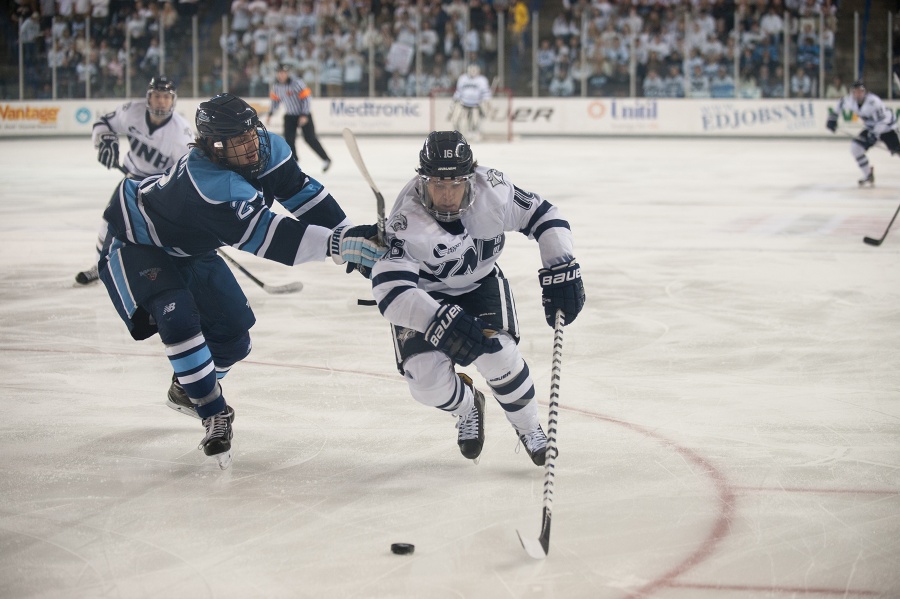 A member of the UNH hockey team