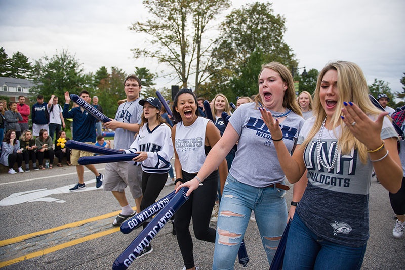 UNH students in the Homecoming parade